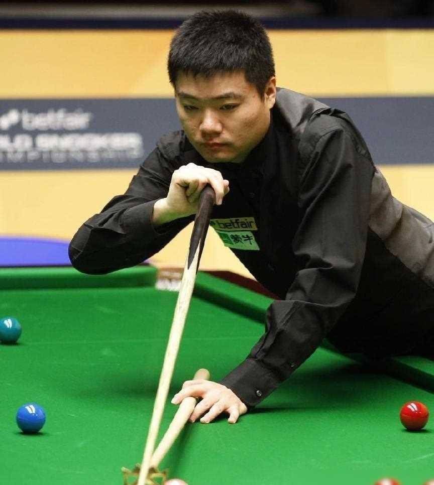 37岁丁俊晖现状:身家过亿常住国外别墅,大龄富二代女子气质绝_人生