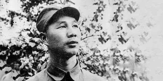 他是战场上的英雄豪杰,一生为国奉献,女儿为唯一武警女将军_杨成武