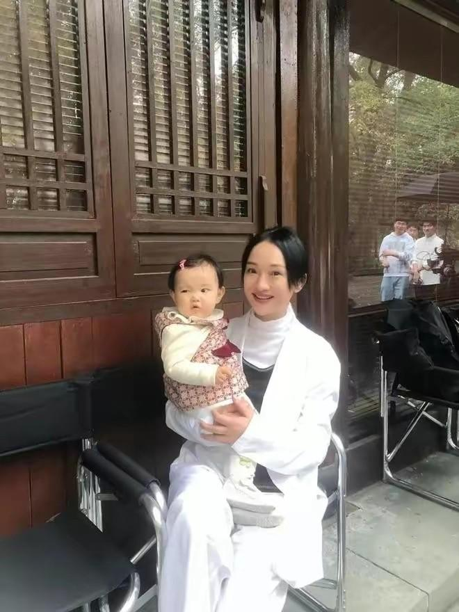 49岁周迅抱娃照曝光,她素颜穿妈妈装跟邻家大妈一样,沧桑却越看越舒服