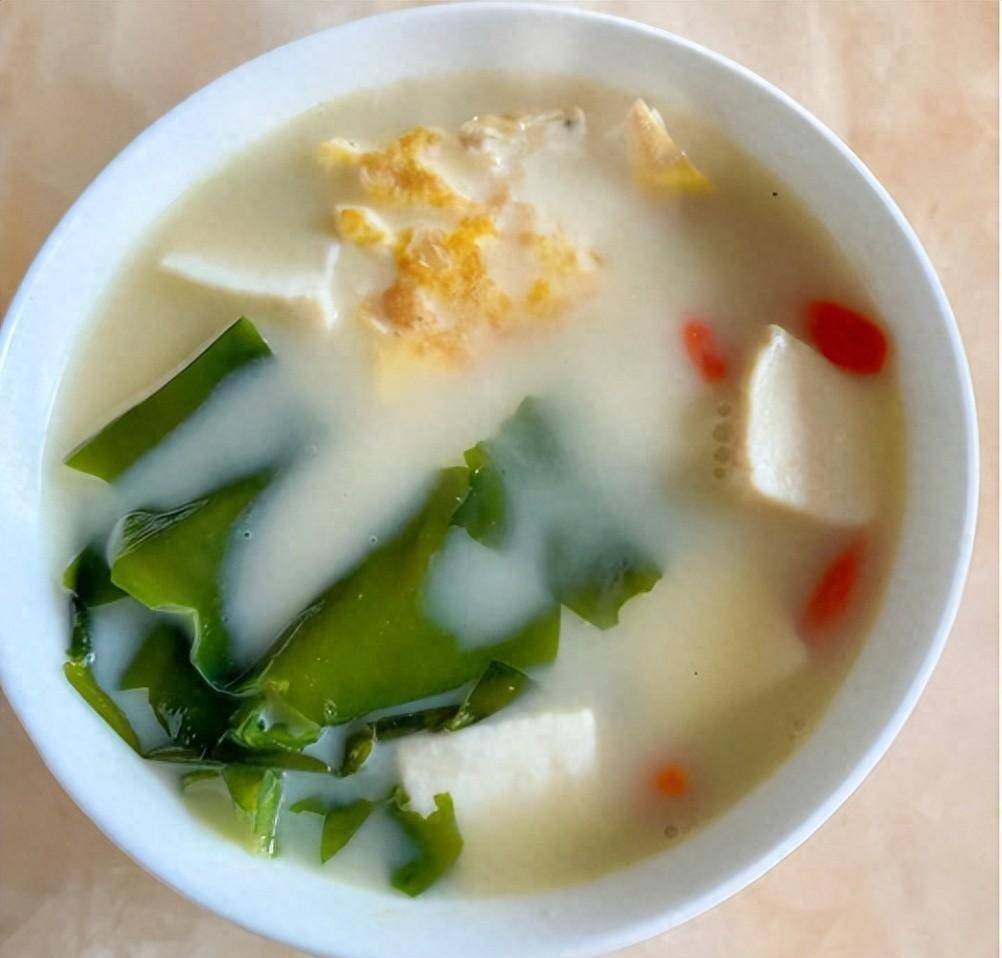 【裙带菜鲫鱼煎蛋豆腐汤的食谱解析】食材清单:选购2条鲜活的鲫鱼