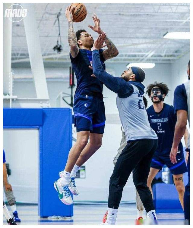 东契奇在训练中展示强壮肱二头肌!力量,自信,实力!_比赛_球迷_独行侠