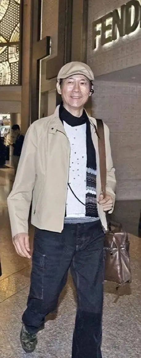 76岁郑少秋带三婚娇妻买豪车,妻子穿搭时尚好年轻,小女儿很漂亮,他却