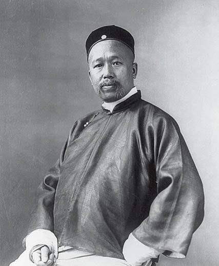 不知光绪看到脸上是什么表情,而变法短短103天就告失败,此事也就无疾