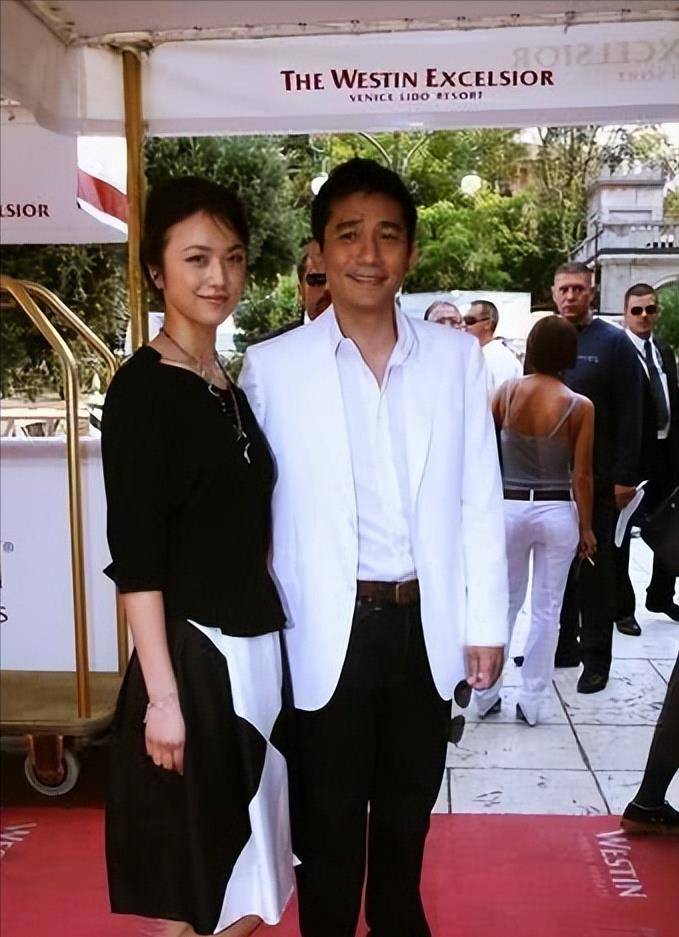 汤唯和梁朝伟早年携手走红毯,看汤唯合影是做了什么_演技_孩子_低调