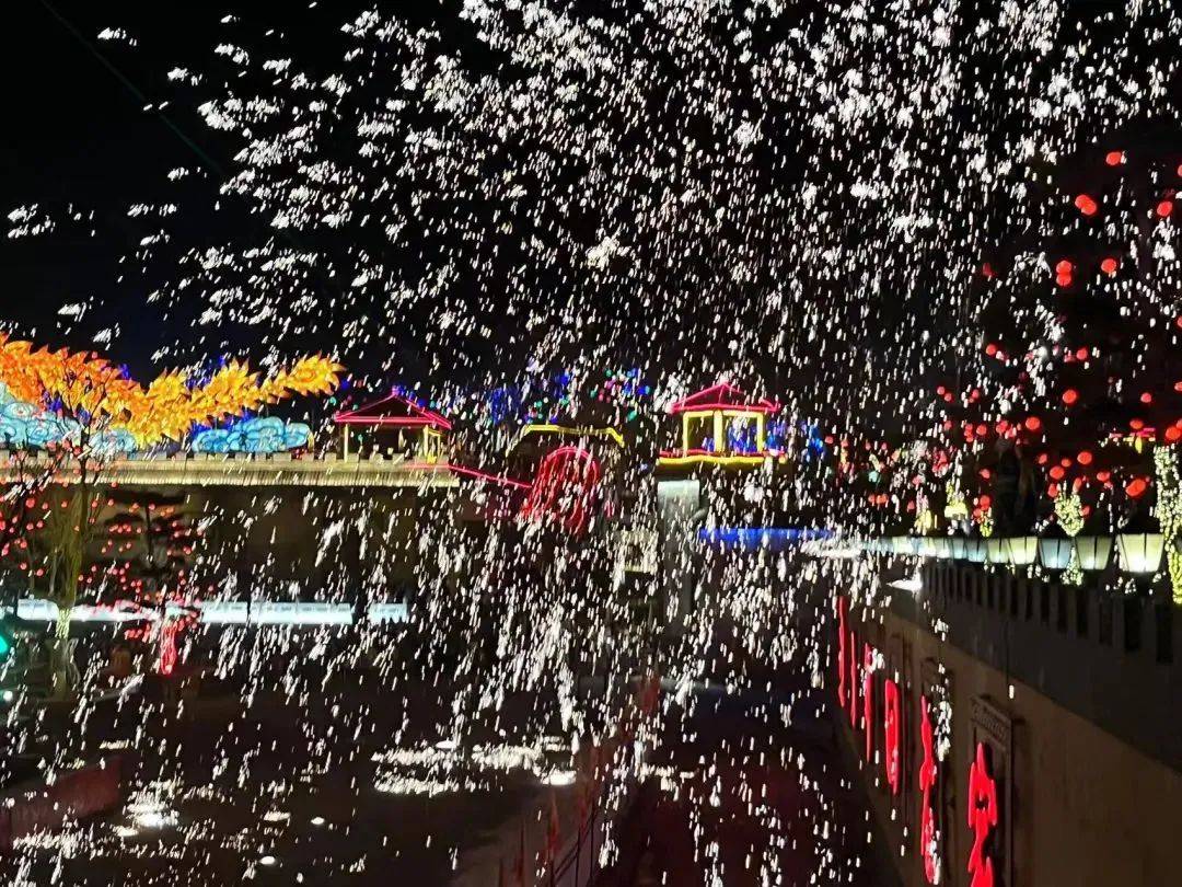 的第一份惊喜和古村落里的浓浓年味,绚丽夺目的烟花,漫天闪耀的铁花