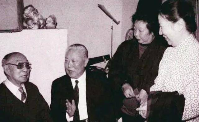 京剧青衣谢虹雯,一嫁英年早逝杨宝森,44岁二嫁张君秋相伴终生_梅先生