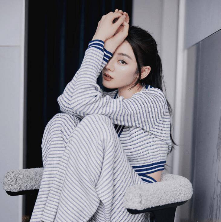 迪丽热巴晒自拍庆节日,土味贴纸也挡不住美貌,但这鼻梁认真的?