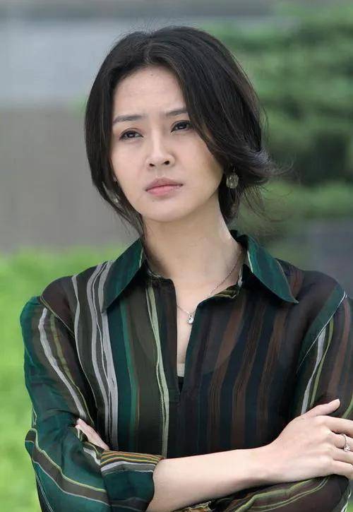 2019,于明加搭档张鲁一,王子文主演了电视剧《第二次也很美》.