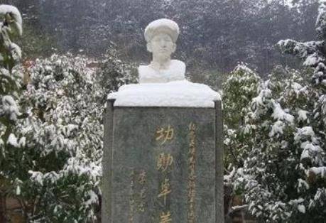 一司号员手刃叛徒,师首长阵亡后,他率部队击毙敌团长报仇_周世忠_革命