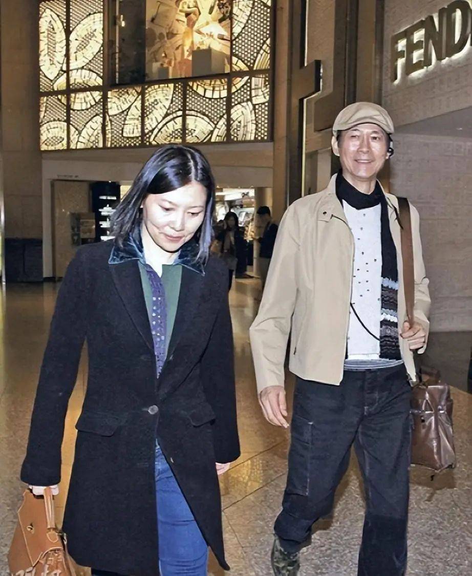 76岁郑少秋带三婚娇妻买豪车,妻子穿搭时尚好年轻,小女儿很漂亮,他却