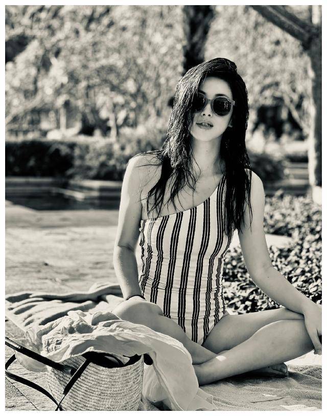 朱珠泳装照遭热议,赘肉副乳太真实了,网友直呼"太真实"_身材_魅力