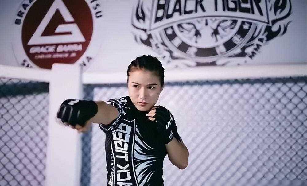 后来,随着年龄的增长,张伟丽逐渐明白了打架不是解决问题的办法,但她