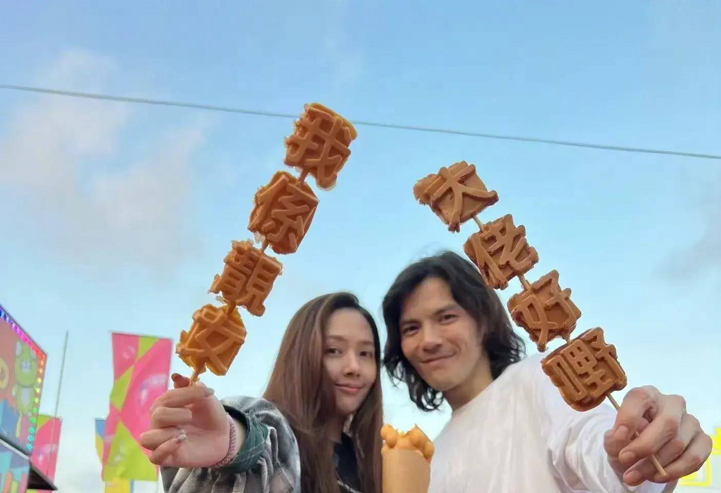 向佐带全家福上班,和郭碧婷坐地铁约会,网友:真尴尬,他好能装