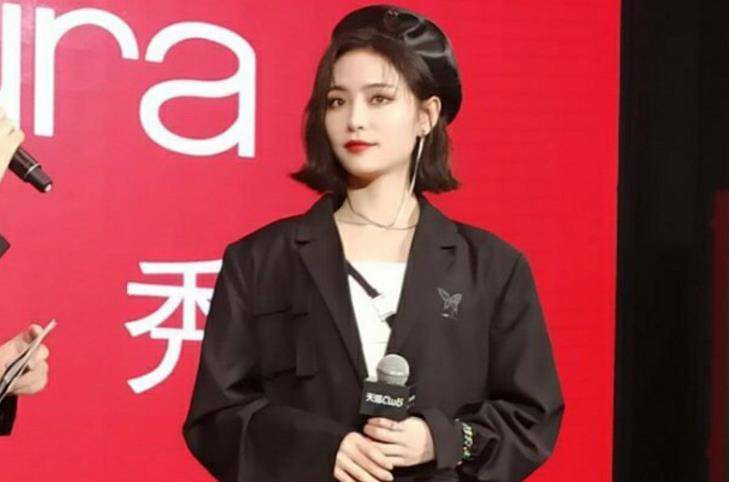 许佳琪参加活动,现场路人随意抓拍生图,没瘦身特效的腿我真酸了_双腿