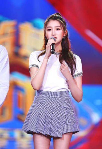 关晓彤深夜晒浴缸美照,神秘人影意外抢镜,网友直呼:这是谁?