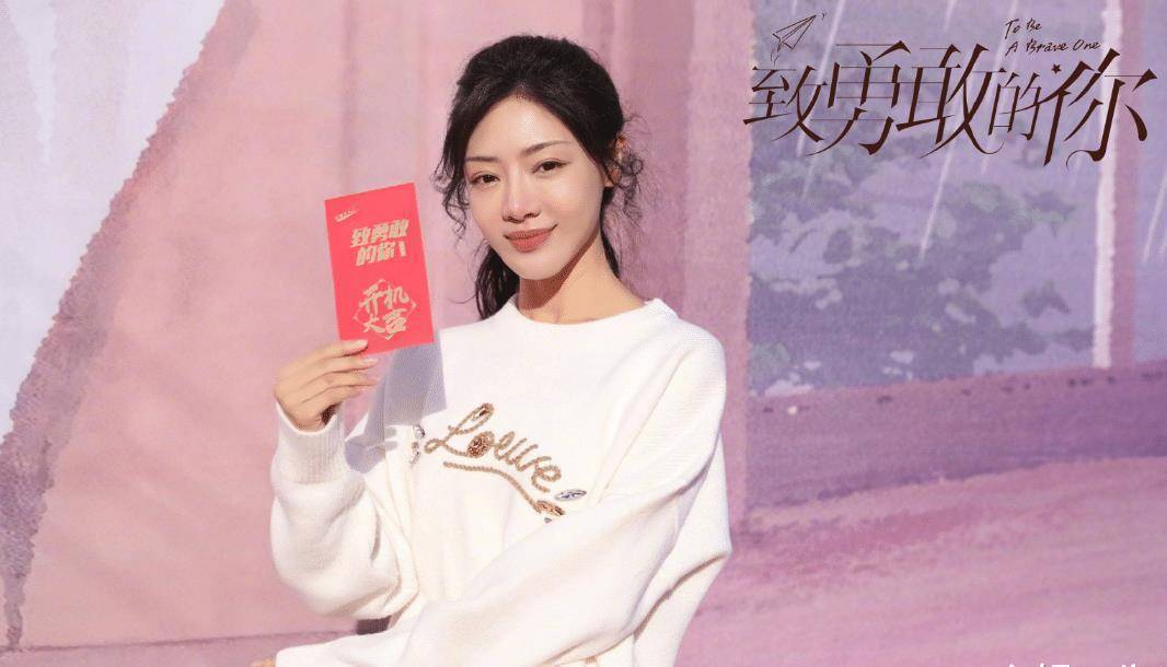 虽然说官鸿在娱乐圈里面非常低调,也没有参加综艺节目曝光自己,不过