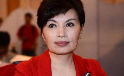 "国脸"李瑞英:28年主持生涯零失误,和老公结婚30多年恩爱不移_工作