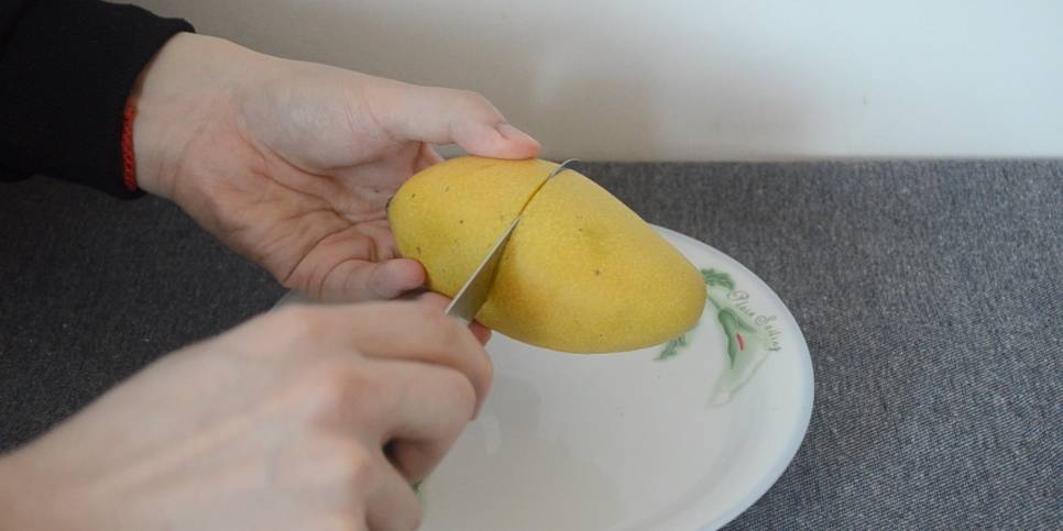 芒果快速去核去皮的小窍门,白吃了这么多年,现在知道还不晚_生活_妙招