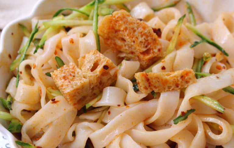 秒杀街边小吃摊,自制凉皮,筋道不断裂,好吃到爆,再也不用买了_面团_涂