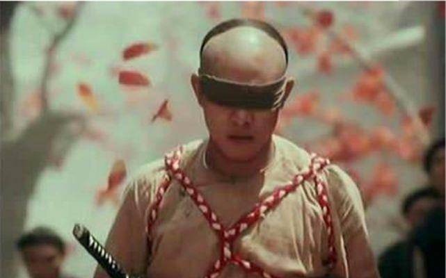 方世玉震怒,上台比武,不料,竟然失手将他打死,由于雷老虎是武当派