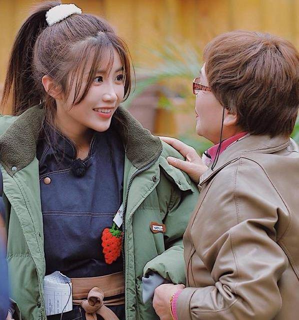 罗拉在此之前已经参加过多档综艺节目,《忘不了农场》,《拜托了,冰箱