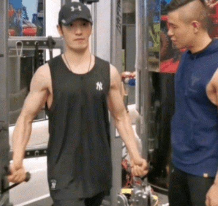 黄晓明身材有多好?但健身照暴露之后,这身材不油腻反而迷人!