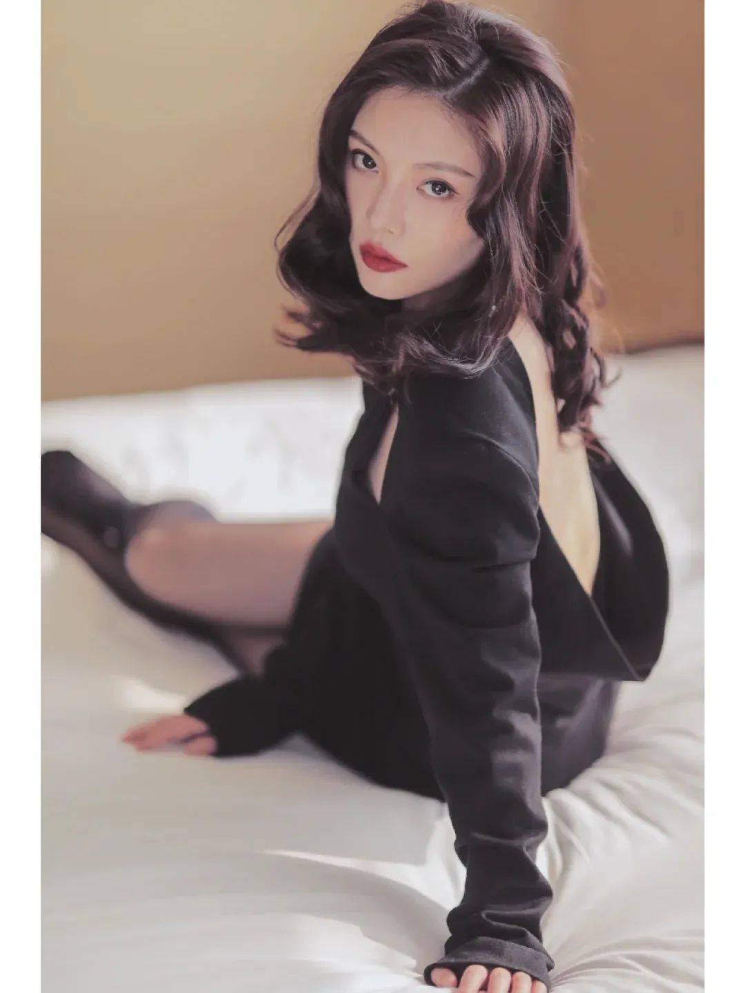 明星穿丝丨徐冬冬黑丝大波浪搭配一件露背裙,简直是太欲了_黑色_设计