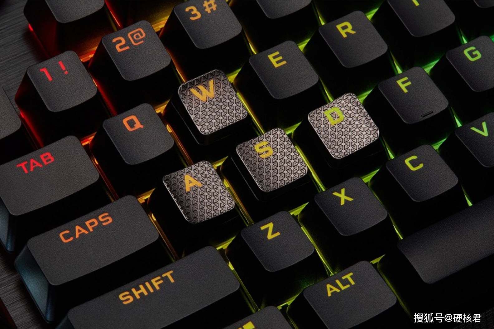 美商海盗船k100 rgb键盘搭载了自家定制opx光学轴体,同时k100系列键盘