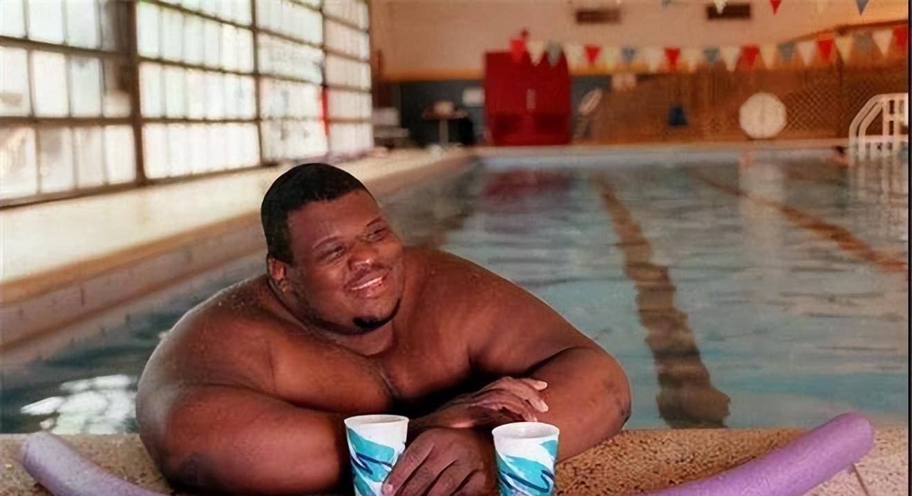 800斤相扑之王娶80斤娇妻惹争议,一年后离世_亚伯勒_美国_夫人