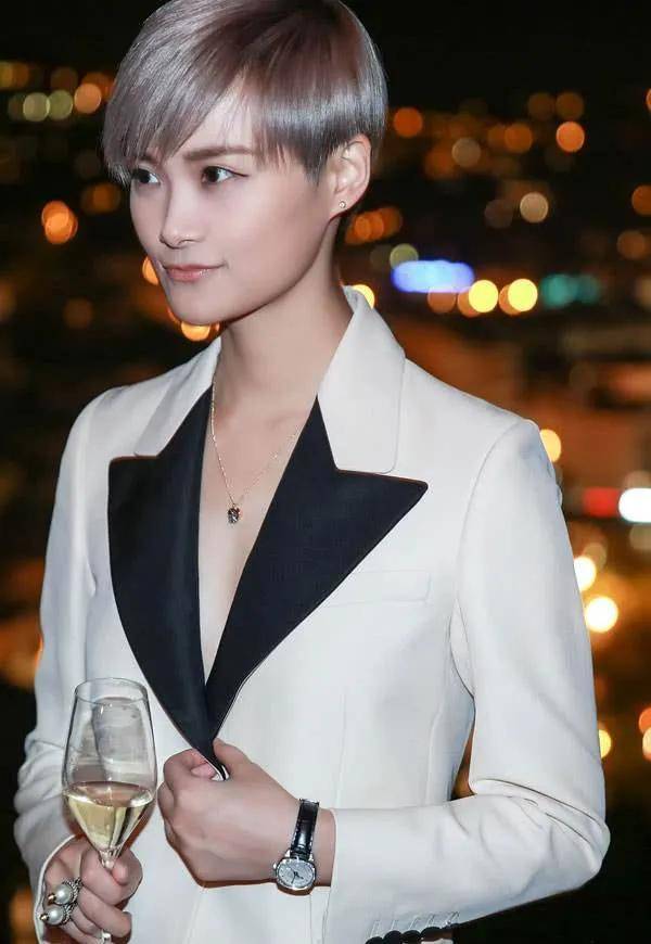 李宇春单身,曾被父母催婚,现代年轻人真不着急吗?_婚姻_儿女_男士