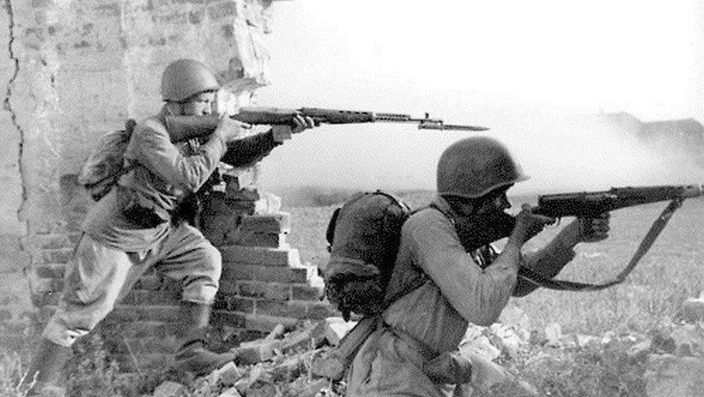 冷战翻红另一个改进型就是在svt-40基础上研制的全自动步枪,avt-40的