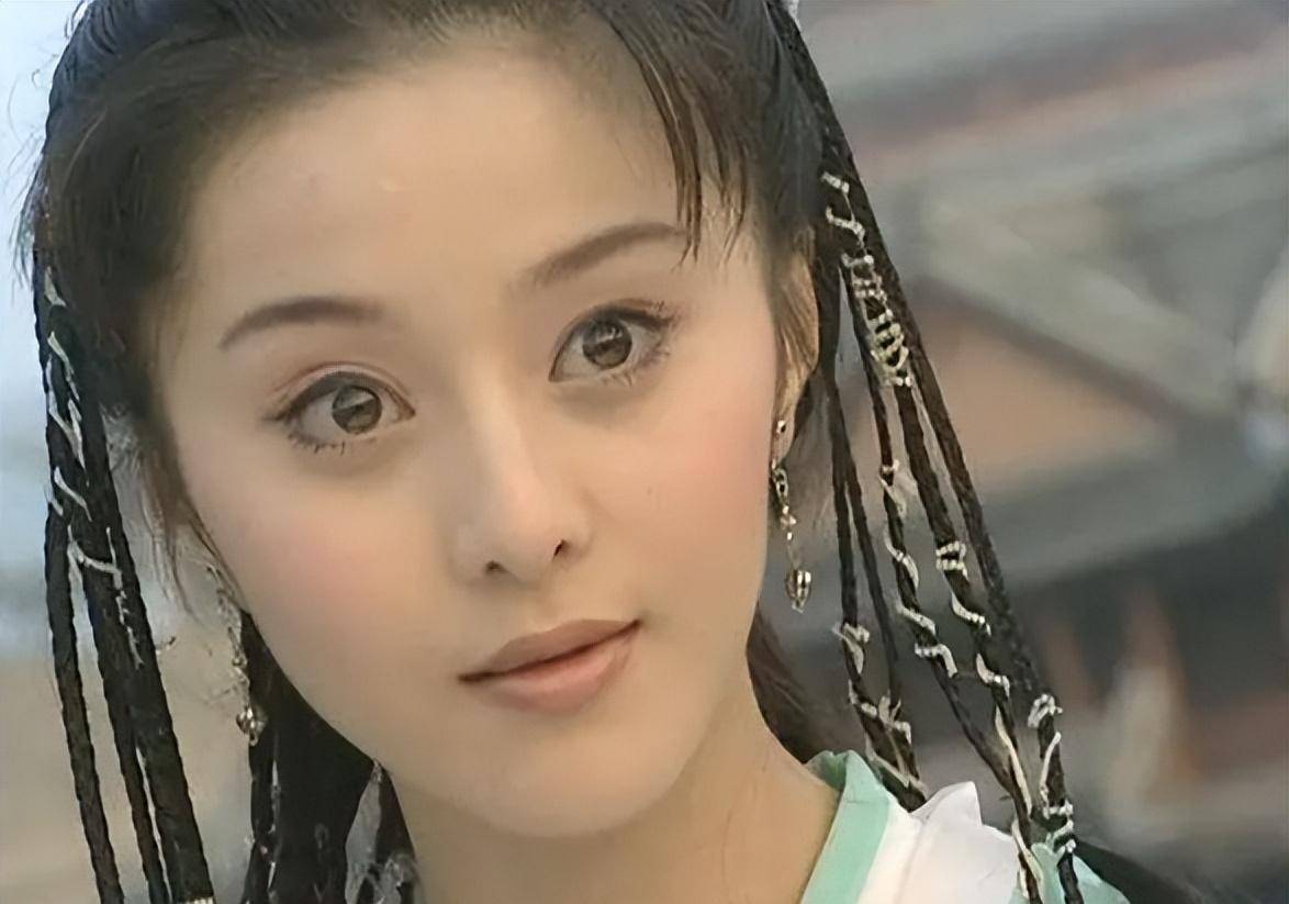 娇俏可人,即使是一个小小的丫鬟,在贾静雯俞飞鸿一堆美人中也没被淹没