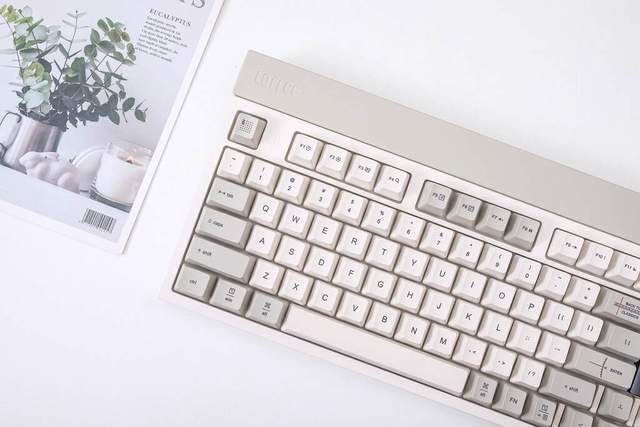 洛斐小方98三模机械键盘体验:复古感设计,手感软弹,久敲不累