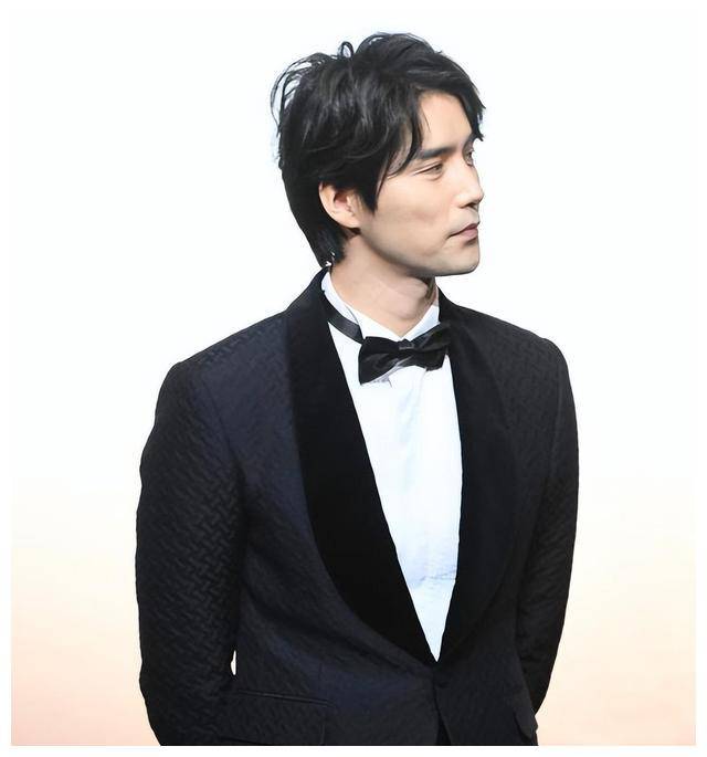 "音乐剧王子"阿云嘎:3岁丧父,6岁丧母,长兄逝世,命比小说苦_哥哥_谢娜