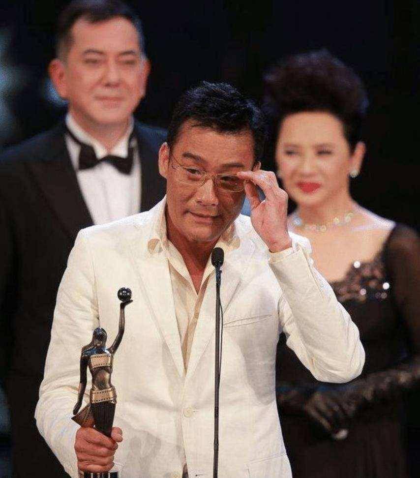 梁家辉:拿到影帝后摆了3年地摊,8000元娶丑妻,独宠她一辈子_江嘉年