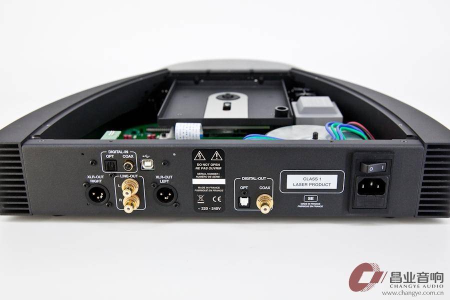 功放的铝合金面板是atoll系列中设计最漂亮的,两只大型的功能旋钮也很