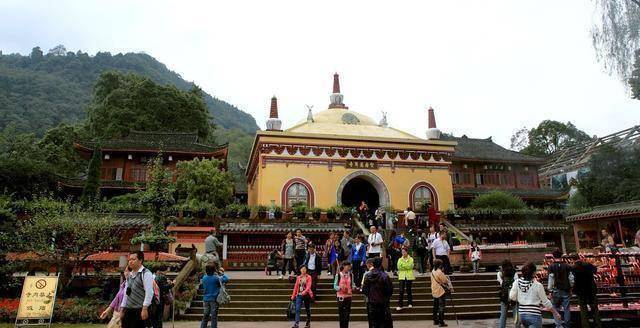 峨眉山下的千年古寺,内藏"三宝"引人注目,有兴趣的来亲自参观_万年寺