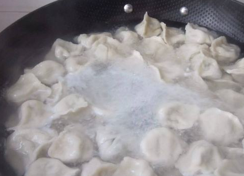 煮饺子时要盖锅盖吗?