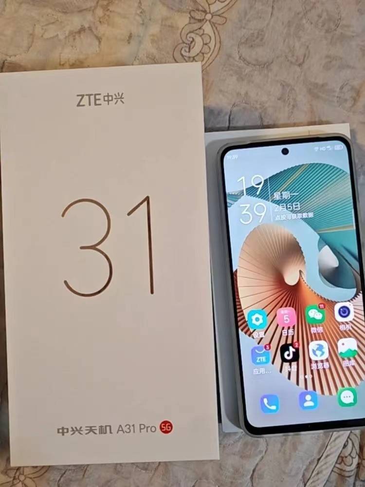 而在显示屏方面,中兴天机a31pro配备了一块144hz高刷的amoled屏幕,这