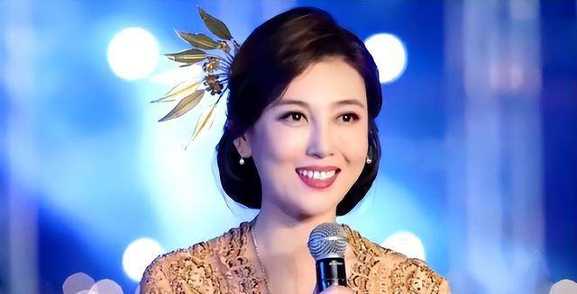 实习,出演《一日一日》节目,因其清爽的形象而获得"小刘亦菲"的绰号