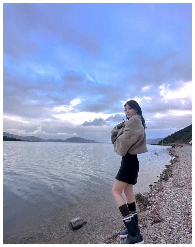 张馨予优雅挑战黑色紧身裙,曼妙身姿散发魅力,惊艳全场!