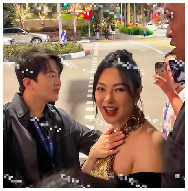 女神滤镜破碎,张雨绮火辣露肩装,热情表情失控!_互动_生活_时间