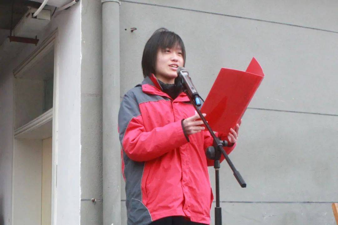 高三(8)班吴思怡初一(2)班毛嘉怡,高三(8)班吴思怡作为学生代表发言