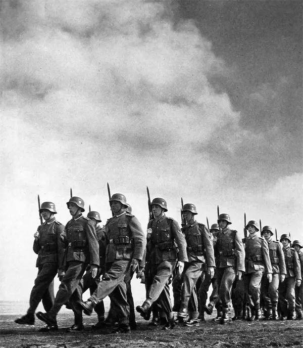 德军1941在苏联土地上摆拍正步走7月4日巴甫洛夫被内务部逮捕并送上