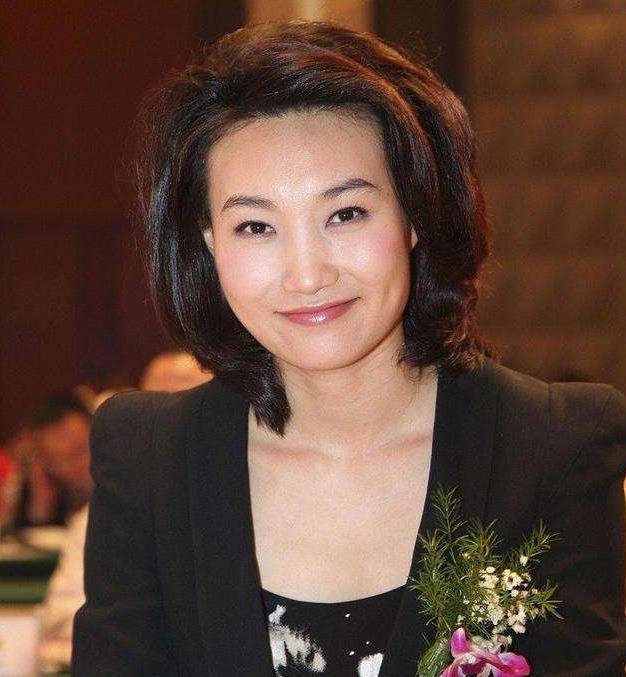 央视美女主持人李梓萌:贷款上班,47岁仍未婚,婚恋成父母心病_李子