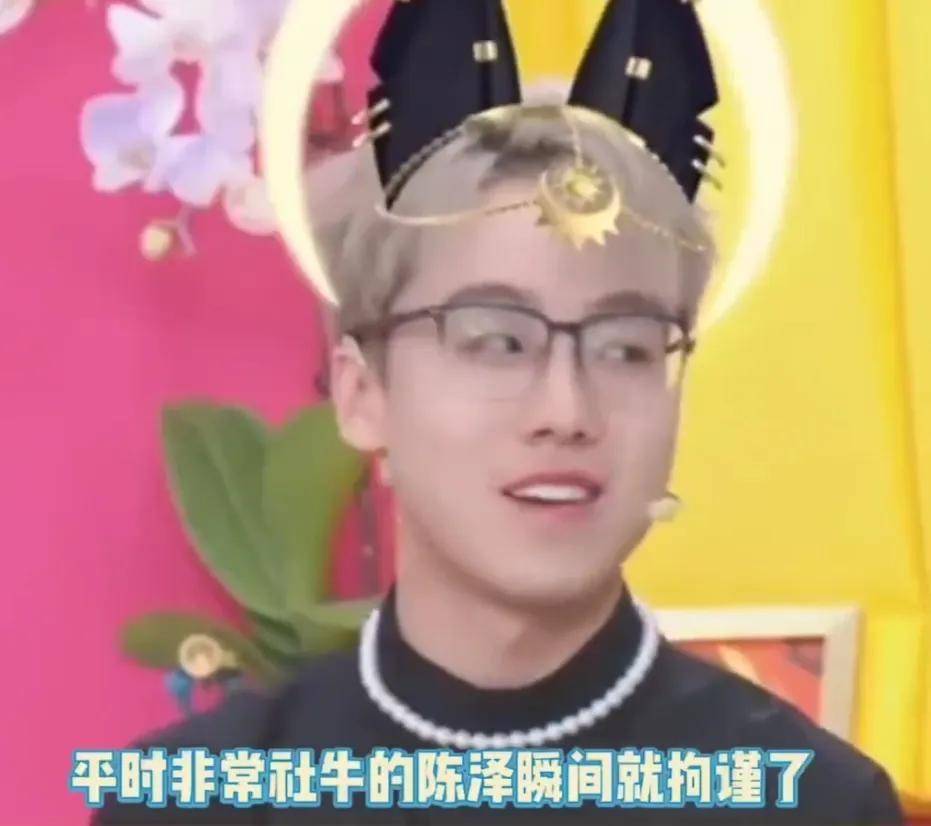 他呆呆地望着赵露思,不知所措.