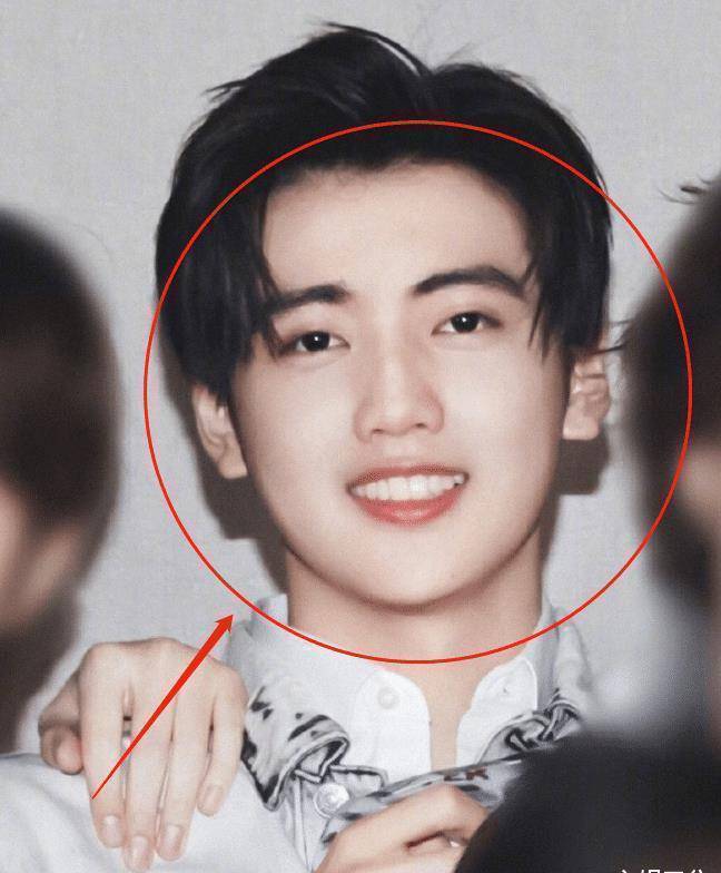 这颜值也是相当抗打镜头,所以粉丝也是纷纷留言表示喜欢焉栩嘉,这人气