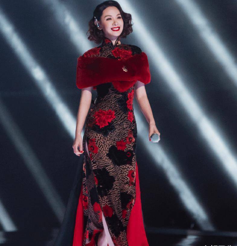 姐姐2初舞台造型:周笔畅像披着蚊帐,而程莉莎成为大赢家!