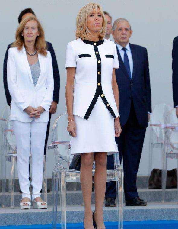 嘴唇皱纹像八字胡,穿衣减龄靠极简风支撑_布丽_吉特_马克龙