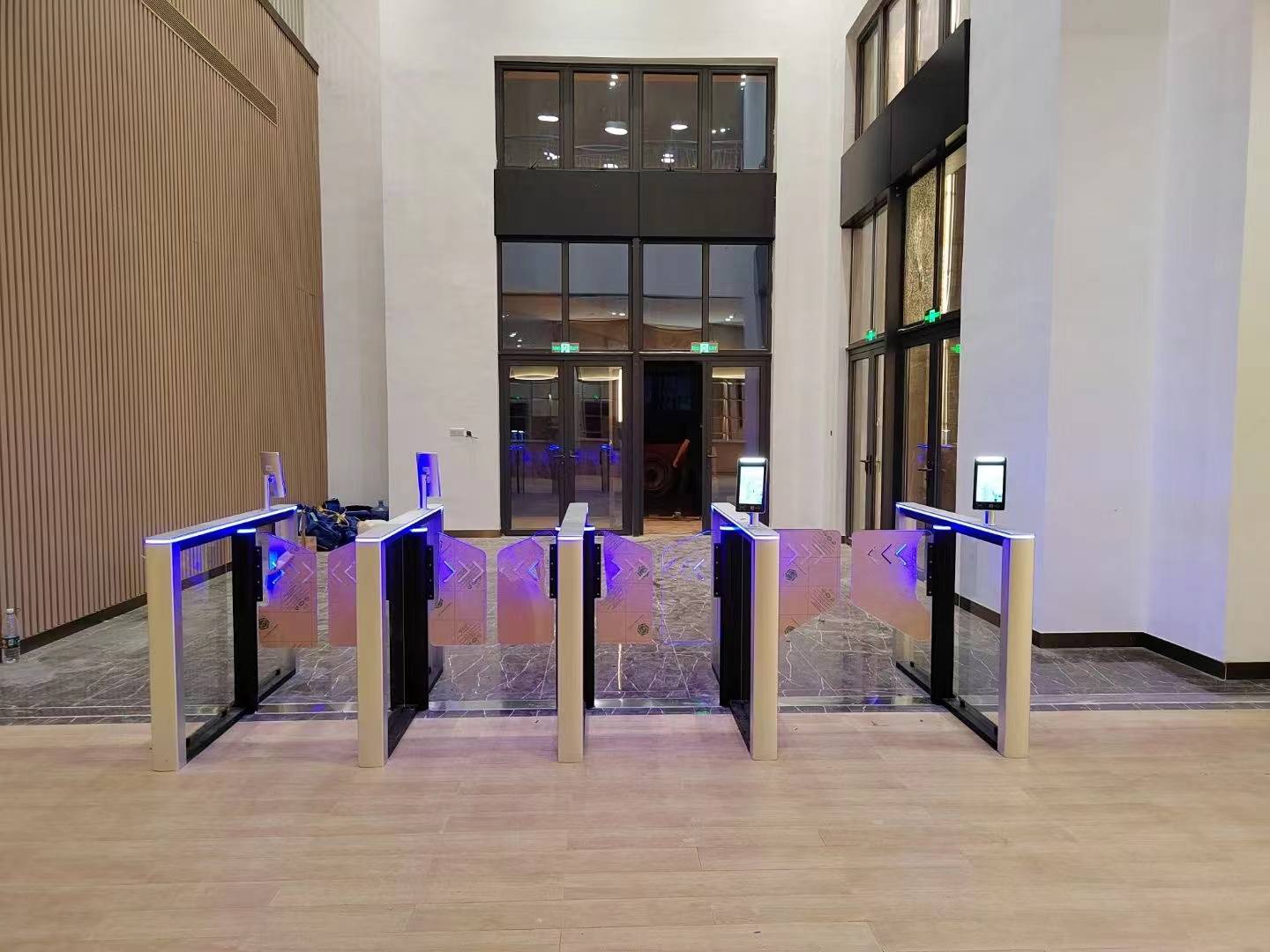 写字楼安装人脸识别门禁闸机的优势有哪些?_管理成本_系统_降低